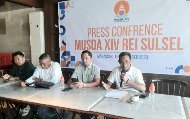 BERI KETERANGAN. Ketua Steering Committee Musda REI XIV 2023, Amir Bakriyadi (kanan), saat memberikan keterangan di salah satu cafe di Jl Hertasning, Makassar, Jumat (15/9/2023). foto: doelbeckz/pluz.id