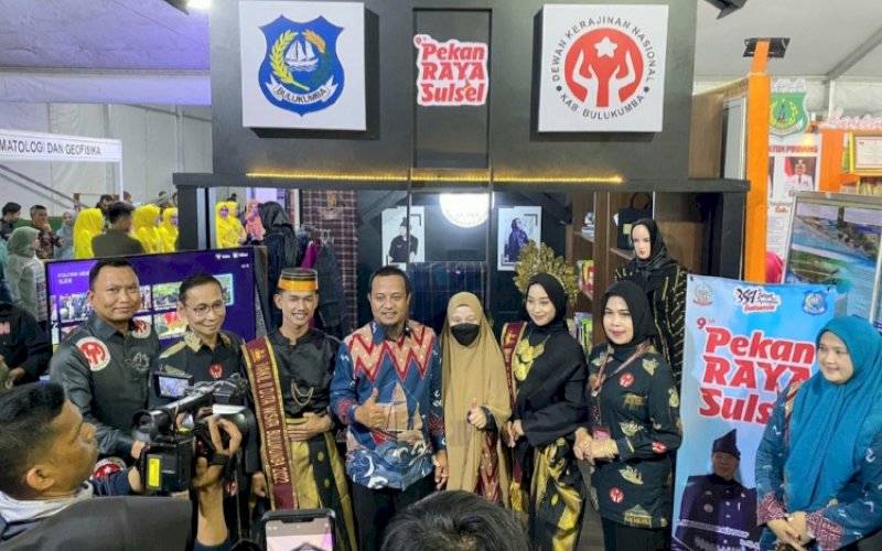 PRS 2023. Dekranasda Kabupaten Bulukumba meraih juara tiga booth terbaik diantara 24 kabupaten dan kota yang ikut dalam even Pekan Raya Sulsel (PRS) 2023. foto: istimewa