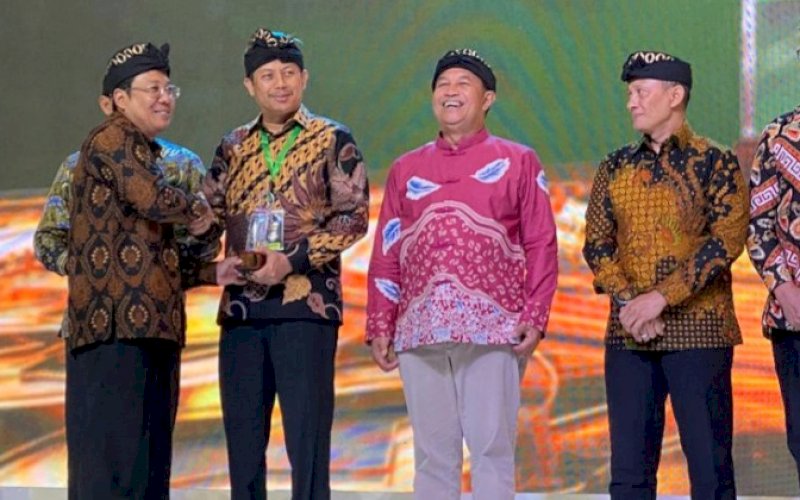 PENGHARGAAN. Kepala Dinas Ketahanan Pangan Provinsi Sulsel, Andi Muhammad Arsjad, menerima penghargaan Badan Pangan Nasional (BPN) di Hotel Intercontinental, Kabupaten Badung, Provinsi Bali, Jumat (15/9/2023). foto: istimewa