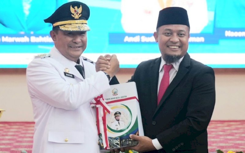 SERAH TERIMA. Penyerahan Memori Akhir Masa Jabatan Gubernur Sulsel dari Andi Sudirman Sulaiman selaku Gubernur Sulsel Periode Sisa Masa Jabatan 2018-2023 ke Penjabat (Pj) Gubernur Sulsel Bahtiar Baharuddin di Baruga Karaeng Pattingalloang, Rumah Jabatan Gubernur Sulsel, Rabu (6/9/2023). foto: istimewa
