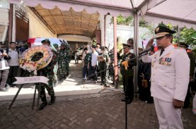 Gubernur Sulsel Inspektur Upacara Persemayaman Jenazah Amin Syam