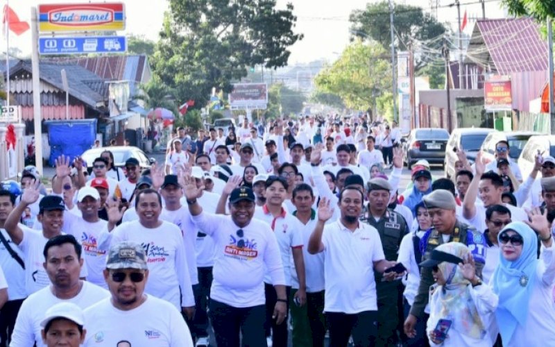 ANTI MAGER. Gubernur Sulsel, Andi Sudirman Sulaiman, mengikuti jalan sehat Sulsel Anti Mager di Kabupaten Bone, Sabtu (2/9/2023). foto: istimewa