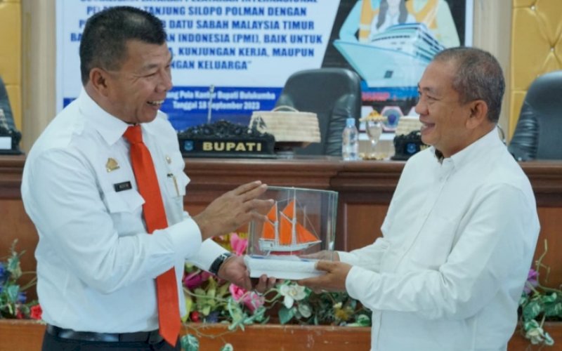 KUNJUNGAN. Bupati Bulukumba Andi Muchtar Ali Yusuf bertukar cendera mata dengan Bupati Polewali Mandar Andi Ibrahim Masdar saat bertemu di Kantor Bupati Bulukumba, Senin (18/9/2023). foto: istimewa