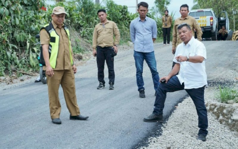 PENINJAUAN. Bupati Bulukumba, Andi Muchtar Ali Yusuf, saat meninjau ruas jalan Harue-Balihuko di Kelurahan Ballasaraja, Kecamatan Bulukumpa, Kabupaten Bulukumba. foto: istimewa