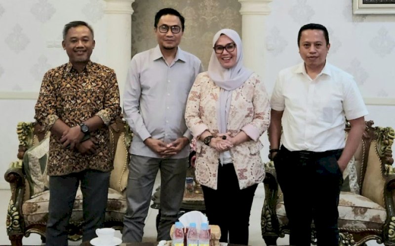 PERTEMUAN. Timsel KPID Sulsel yang dipimpin Anno Suparno (kedua kiri) menemui Ketua DPRD Provinsi Sulsel, Andi Ina Kartika Sari, di Rumah Jabatan Ketua DPRD Sulsel di Makassar, Senin (18/9/2023). foto: istimewa
