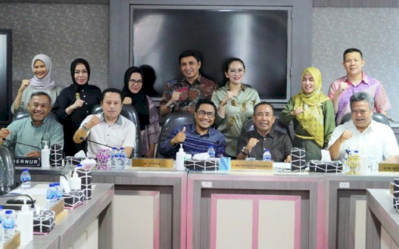 KSILATURAHMI. Timsel KPID Sulsel melakukan silaturahmi dan audiensi dengan Komisi A DPRD Provinsi Sulsel di Kantor Komisi A DPRD Sulsel, Jumat (22/9/2023). foto: istimewa