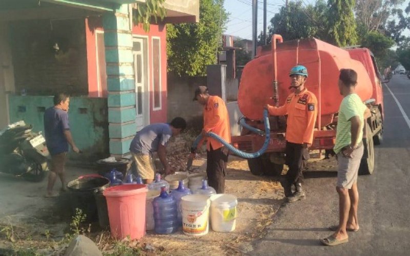 DISTRIBUSI AIR. BPBD Kabupaten Bulukumba melakukan suplai distribusi air bersih kepada masyarakat yang kesulitan memperoleh air bersih. foto: istimewa