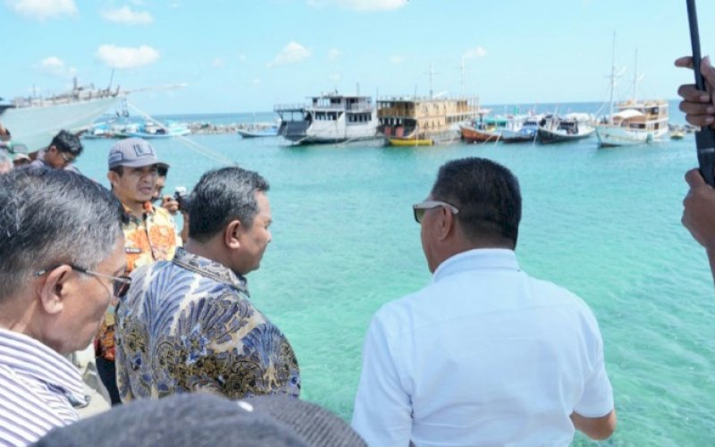 KUNJUNGAN. Bupati Bulukumba Andi Muchtar Ali Yusuf mendampingi Pj Gubernur Sulsel Bahtiar Baharuddin melakukan kunjungan di PPI Bonto Bahari, Kabupaten Bulukumba, Jumat (22/9/2023). foto: istimewa