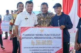 Pemprov Sulsel Serahkan Bantuan Delapan Unit Kapal Nelayan di Bulukumba