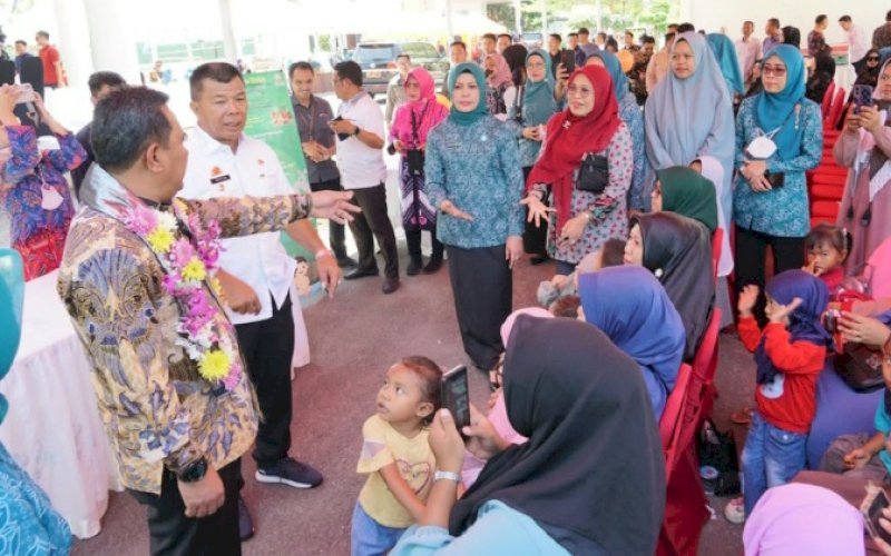 MENYAPA. Bupati Bulukumba Andi Muchtar Ali Yusuf mendampingi Pj Gubernur Sulsel Bahtiar Baharuddin menyapa anak-anak di Rumah Jabatan Bupati Bulukumba, Jumat (22/9/2023). foto: istimewa