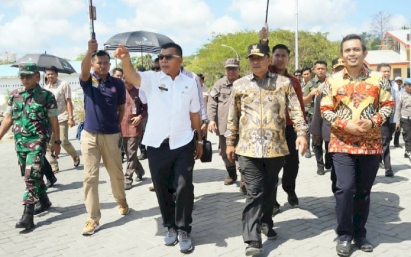 KUNJUNGAN KERJA. Bupati Bulukumba Andi Muchtar Ali Yusuf mendampingi Pj Gubernur Sulsel Bahtiar Baharuddin saat melakukan kunjungan kerja di Kabupaten Bulukumba, Jumat (22/9/2023). foto: istimewa