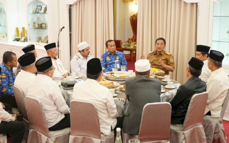 PERTEMUAN. Pj Gubernur Sulsel, Bahtiar Baharuddin, menerima kunjungan MUI Provinsi Sulsel di Rujab Gubernur Sulsel, Senin (18/9/2023). foto: istimewa