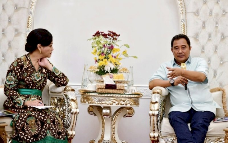 PERTEMUAN. Pj Gubernur Sulsel, Bahtiar Baharuddin, menerima audiensi Pimpinan Otoritas Jasa Keuangan (OJK) RI di Rumah Jabatan Gubernur, Minggu (10/9/2023). foto: istimewa
