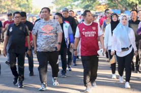 Jalan Sehat di GOR Sudiang Bersama Istri, Pj Gubernur Sulsel: Fasilitas Olahraga Harus Dimaksimalkan