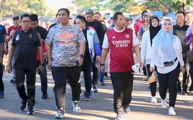 JALAN SEHAT. Pj Gubernur Sulsel, Bahtiar Baharuddin, jalan sehat bersama warga di GOR Sudiang, Makassar, Sabtu (23/9/2023). foto: istimewa