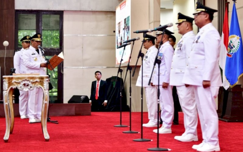 PELANTIKAN. Pj Gubernur Sulsel, Bahtiar Baharuddin, melantik empat Penjabat Bupati dan Wali Kota di Sulsel di Ruang Pola Kantor Gubernur Sulsel, Selasa (26/9/2023). foto: istimewa