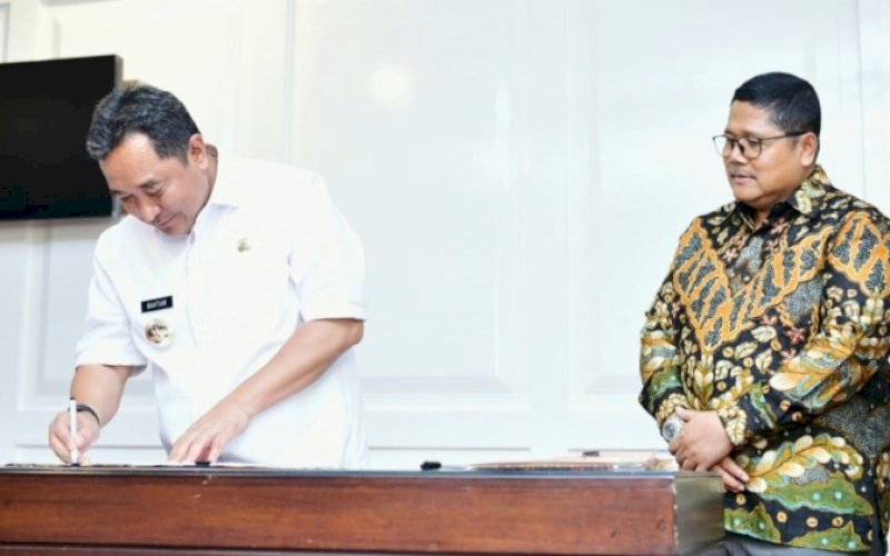 KERJA SAMA. Pj Sulsel Bahtiar Baharuddin&nbsp; bersama Kepala Kantor Perwakilan Bank Indonesia Sulsel Causa Imam Karana melakukan penandatanganan kerja sama di Baruga Lounge Kantor Gubernur, Rabu (13/9/2023). foto: istimewa
