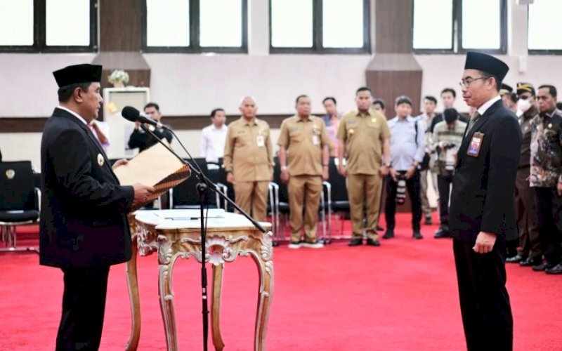 PENGUKUHAN. Pj Gubernur Sulsel, Bahtiar Baharuddin, mengukuhkan Muhammad Risbiantoro sebagai Kepala Perwakilan BPKP Sulsel di Ruang Pola Kantor Gubernur Sulsel, Senin (11/9/2023). foto: istimewa