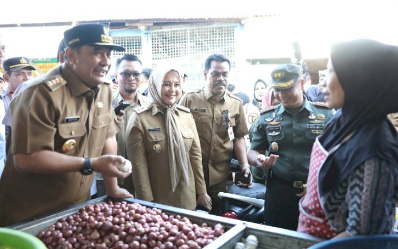 PENINJAUAN. Wakil Wali Kota Makassar Fatmawati Rusdi turun langsung melakukan peninjauan harga pangan mendampingi Pj Gubernur Sulsel Bahtiar Baharuddin di dua pasar tradisional di Kota Makassar, yakni Pasar Pa'baeng-baeng dan Pasar Terong, Rabu (27/9/2023). foto: istimewa