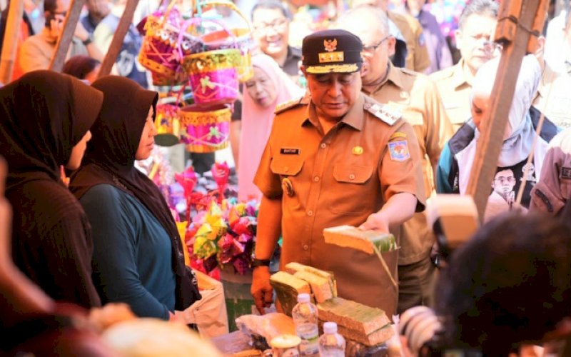 PEMANTAUAN. Pj Gubernur Sulsel, Bahtiar Baharuddin, bersama Forkopimda meninjau harga pangan di pasar tradisional, Pasar Pa'baeng-baeng dan Pasar Terong di Makassar, Rabu (27/9/2023). foto: istimewa