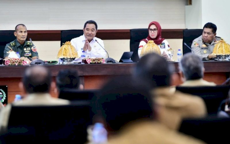 RAKORNAS TPID. Pj Gubernur Sulsel Bahtiar Baharuddin (kedua kiri) mengikuti Rapat Koordinasi Nasional Tim Pengendali Inflasi Daerah (TPID) yang dipimpin langsung Menteri Dalam Negeri Tito Karnavian, secara virtual, Senin (11/9/2023). foto: istimewa