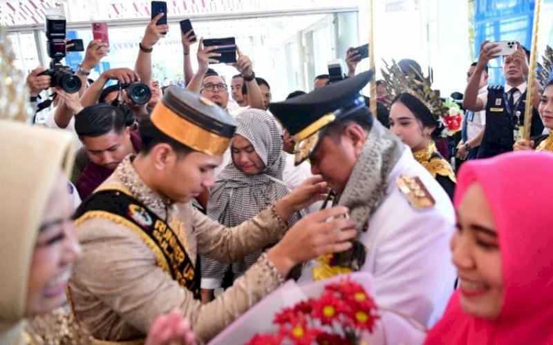 SAMBUTAN. Penjabat (Pj) Gubernur Sulsel, Bahtiar Baharuddin, mendapatkan sambutan sata tiba di Makassar, Rabu (6/9/2023). foto: istimewa