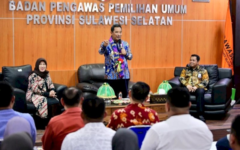 KUNJUNGAN KERJA. Penjabat (Pj) Gubernur Sulsel, Bahtiar Baharuddin, melakukan kunjungan kerja ke Badan Pengawas Pemilihan Umum (Bawaslu) Sulsel, Jl AP Pettarani, Makassar, Jumat (8/9/2023). foto: istimewa