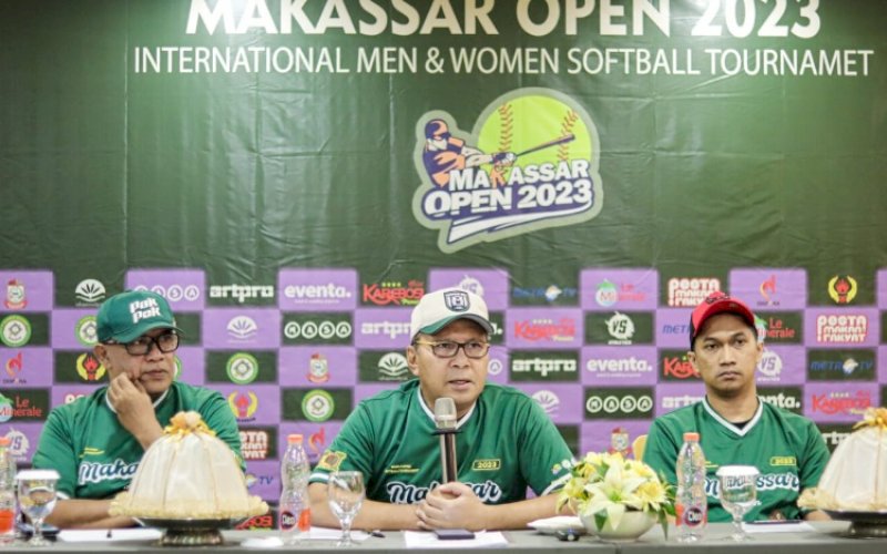 BERI KETERANGAN. Ketua Pengprov Perbasasi Sulsel sekaligus Wali Kota Makassar, Moh Ramdhan Pomanto, memberikan keterangan terkait Makassar Open Softball Tournament 2023 di Hotel Karebosi Premier Makassar, Minggu (10/9/2023). foto: istimewa