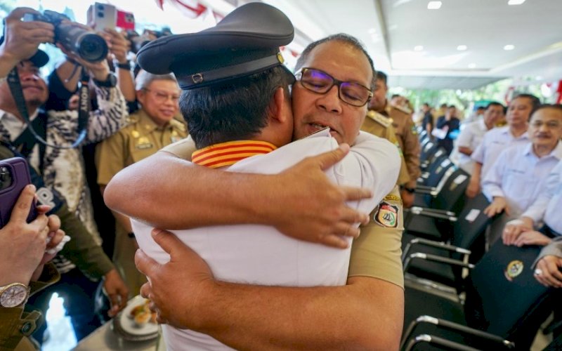BERPELUKAN. Wali Kota Makassar Moh Ramdhan Pomanto berpelukan dengan Gubernur Sulsel Andi Sudirman Sulaiman saat menghadiri menghadiri upacara pelepasan Andi Sudirman yang berakhir masa jabatannya di Kantor Gubernur Sulsel, Jl Urip Sumohardjo, Makassar, Senin (4/9/2023). foto: istimewa