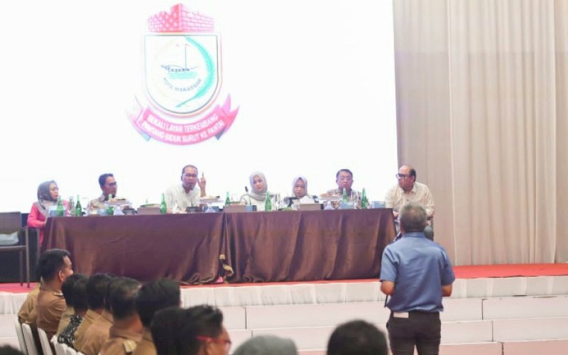 RAKOR. Direktur Utama Perumda Air Minum Kota Makassar Beni Iskandar melaporkan kepada Wali Kota Makassar Moh Ramdhan Pomanto upaya yang dilakukan dalam upaya pemenuhan suplai air bersih kepada masyarakat pada Rapat Koordinasi (Rakor) SKPD lingkup Pemkot Makassar di DP Hall, Jl Amirullah, Makassar, Senin (4/9/2023). foto: istimewa