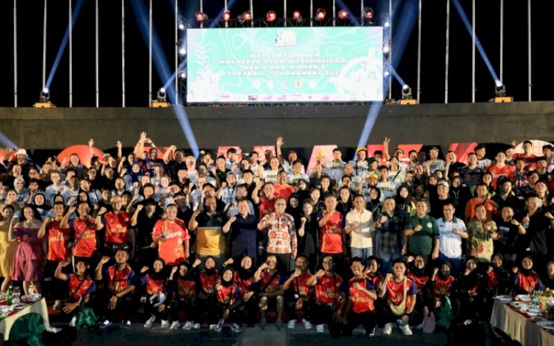 JAMUAN. Wali Kota Makassar, Moh Ramdhan Pomanto, secara khusus menjamu makan malam peserta Makassar Open International Men and Women Softball Tournament 2023 di Anjungan City of Makassar, Senin (18/9/2023). foto: istimewa