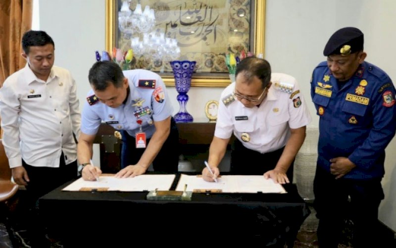MOU. Komandan Pangkalan TNI Angkatan Udara Sultan Hasanuddin Kolonel PnB Benny Arfan melakukan penandatanganan Momerandum of Understanding (MoU) dengan Wali Kota Makassar Moh Ramdhan Pomanto di Jl Amirullah, Makassar, Rabu (6/9/2023). foto: istimewa