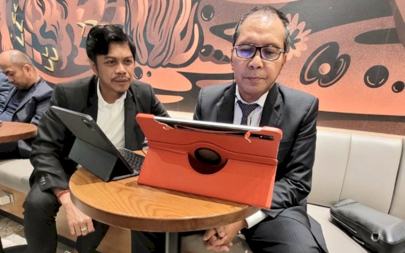 PRESENTASI. Wali Kota Makassar Moh Ramdhan Pomanto didampingi Kepala Bapenda Kota Makassar di sela-sela mengikuti World Cities Summit (WCS) Mayors Forum 2023 di Seoul, Korea, mempresentasikan hasil inovasi Pemkot Makassar dalam ajang Innovative Government Award (IGA) 2023 yang digelar Kemendagri, Selasa (26/9/2023). foto: istimewa