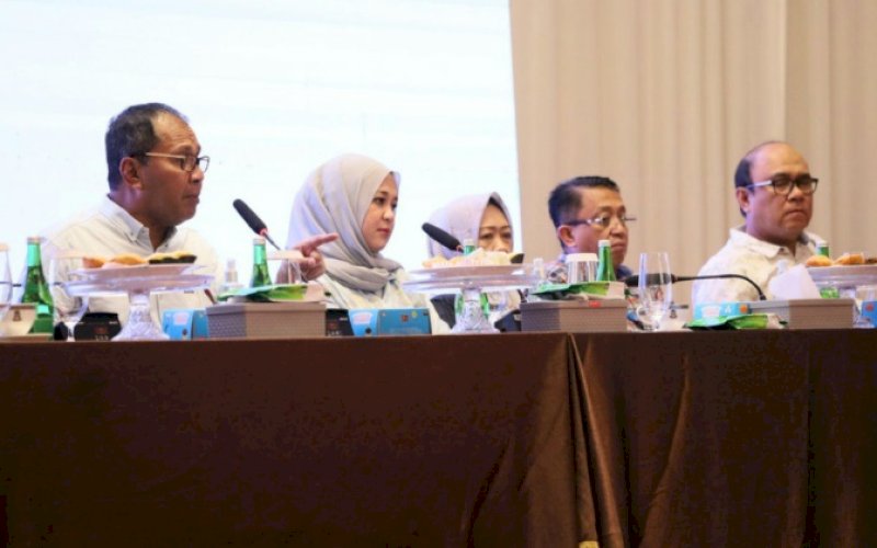 RAKOR. Wali Kota Makassar, Moh Ramdhan Pomanto (kiri), mengadakan rapat koordinasi membahas masalah kekeringan yang terjadi akibat dampak dari bencana El Nino di DP Hall, Jl Amirullah, Makassar, Senin (4/9/2023) malam. foto: istimewa