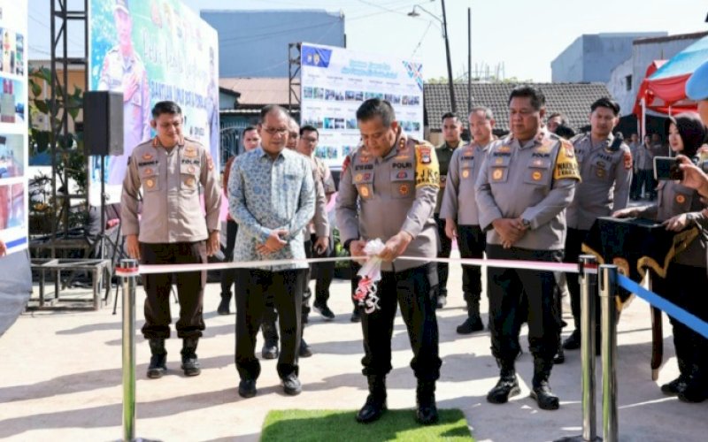 PERESMIAN. Wali Kota Makassar Moh Ramdhan Pomanto mendampingi Kapolda Sulsel Irjen Pol Setyo Boedi Moempoeni Harso meresmikan Bantuan Sumur Bor dan Pompa Air Polda Sulsel di Kelurahan Ketimbang, Kecamatan Biringkanaya, Kota Makassar, Jumat (15/9/2023). foto: istimewa
