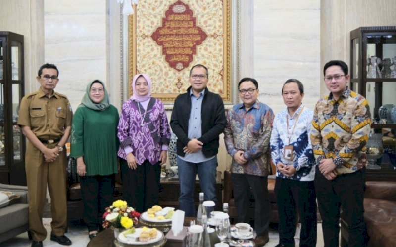 PERTEMUAN. Wali Kota Makassar Moh Ramdhan Pomanto menerima kunjungan Komisioner Lembaga Penjamin Simpanan (LPS) yang dipimpin Wakil Ketua Dewan Komisioner Lana Soelistianingsih bersama rombongan di Jl Amirullah, Makassar, Selasa (12/9/2023) malam. foto: istimewa