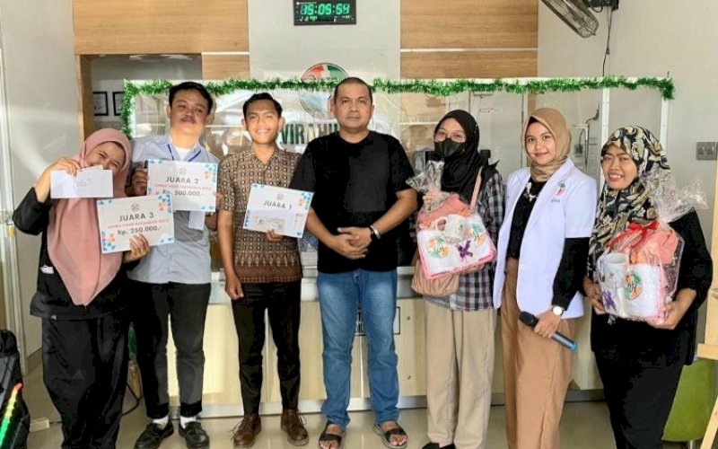PENYERAHAN HADIAH. Direktur Klinik Wirahusada Medical Center, dr Wachyudi Muchsin SKed SH MKes CMed (tengah), menyerahkan hadiah kepada peserta Lomba&nbsp;Konten Sehat Klinik Wirahusada Medical Center (WMC) 2023, Sabtu (1/9/2023). foto: istimewa