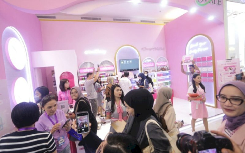 ELLIPS. Booth Ellips pada Makassar X Beauty 2023 dipadati pengunjung di Trans Studio Makassar (TSM), Jumat (1/9/2023). Event ini menjadi ajang Ellips memperkenalkan sekaligus meluncurkan produk barunya Ellips Hair Mist. foto: istimewa