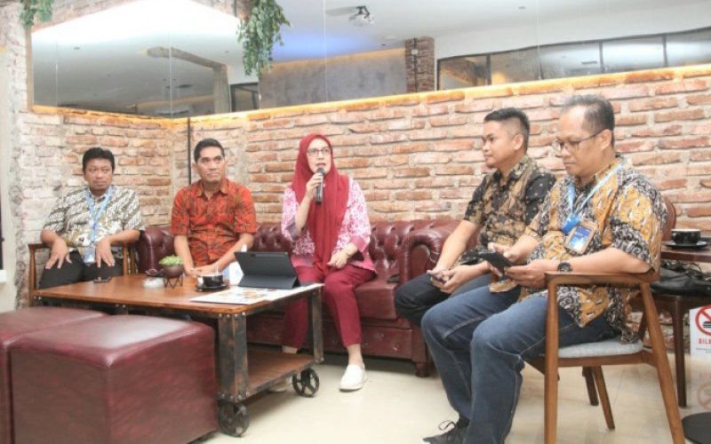 BERI KETERANGAN. Regional Head 4 Pelindo Enriany Muis (tengah) didampingi Deputy General Manager Pelindo Regional 4 Makassar Ichdinas Effendy memberikan keterangan kepada wartawan terkait pencapaian Pelindo Regional 4 di Makassar, Jumat (1/9/2023). foto: istimewa