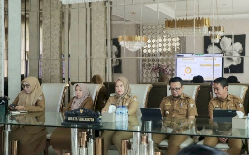 RAKOR. Wakil Wali Kota Makassar Fatmawati Rusdi mengikuti Rapat Koordinasi Pengendalian Inflasi yang diadakan Ditjen Bina Pembangunan Daerah Kemendagri RI secara virtual yang dipimpin langsung Mendagri RI Tito Karnavian di Kediaman Pribadinya Citraland Makassar, Senin (25/9/2023). foto: istimewa