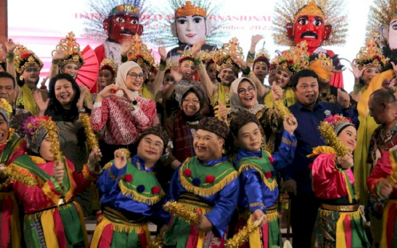 Tri Rismaharini (tengah). foto: istimewa