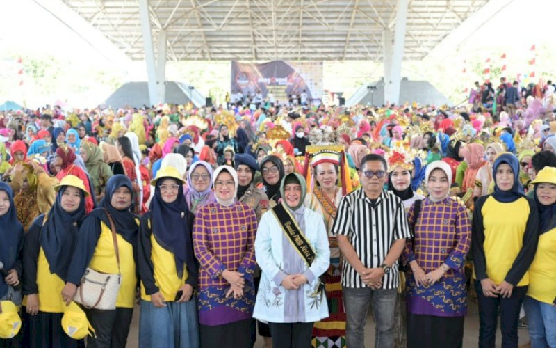 KARNAVAL. Bunda PAUD Kota Makassar, Indira Jusuf Ismail, menghadiri dan membuka semarak lomba karnaval bertajuk Family Fun Culture yang diselenggakan IGTKI-PGRI Kota Makassar di Tribun Karebosi Makassar, Minggu (17/9/2023). foto: istimewa