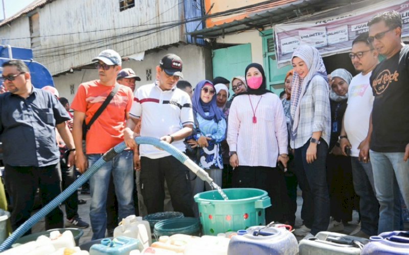 KUNJUNGAN. Direktur Umum & Pelayanan Perumda Air Minum Kota Makassar Indira Mulyasari Paramastuti mendampingi Wakil Wali Kota Makassar Fatmawati Rusdi mengunjungi salah satu daerah yang terdampak kekurangan air di Kelurahan Camba Berua, Kecamatan Ujung Tanah, Kota Makassar, Sabtu (2/9/2023). foto: istimewa