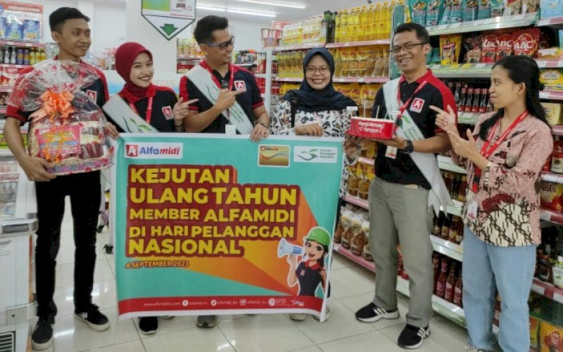 PELAYANAN. Memperingati Harpelnas 2023, Alfamidi melakukan berbagai kegiatan, salah satunya aktivitas Branch Manager (Kepala Cabang) seluruh cabang menjadi kru toko Alfamidi. foto: istimewa