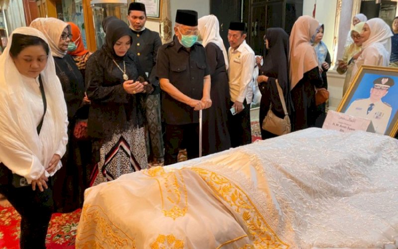 MELAYAT. Ketua DPD II Golkar Kabupaten Bantaeng, Liestiaty Fachrudin Nurdin Abdullah (Lies NA) melayat ke rumah duku almarhum HM Amin Syam di Jl Pandang Raya, Kompleks Azalea, Bukit Villa Mas Blok B Nomor 5, Makassar, Sabtu (2/9/2023). foto: istimewa