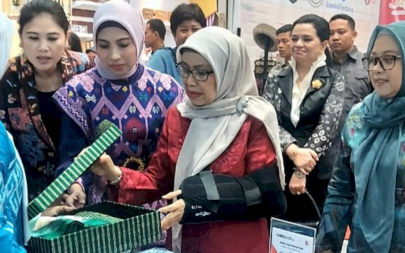 PAMERAN KERAJINAN. Istri mantan Wakil Presiden Republik Indonesia Jusuf Kalla, Mufidah Jusuf Kalla, mengunjungi stan Dekranasda Provinsi Sulsel di Pameran Kriyanusa 2023 Jakarta Convention Center. foto: istimewa