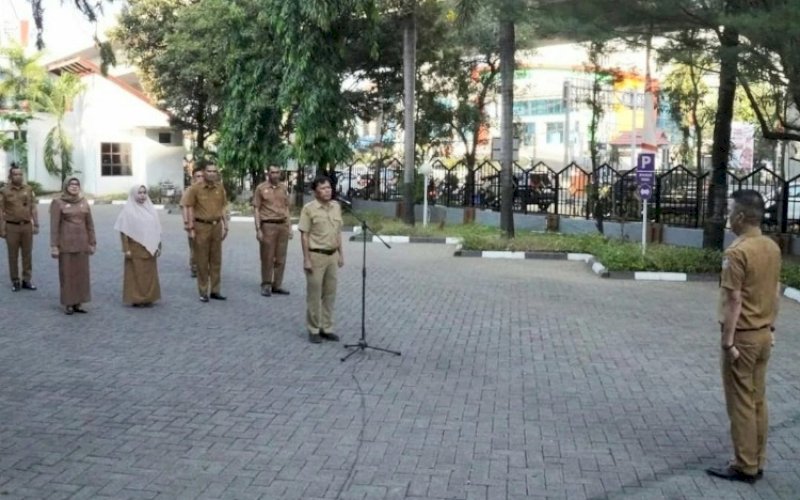 APEL PAGI. Kasubag Perlengkapan Bagian Umum Sekretariat DPRD Kota Makassar, Muh Akbar Rasjid, didapuk jadi pemimpin apel pagi di halaman Sekretariat DPRD Kota Makassar, Senin (4/9/2023). foto: istimewa