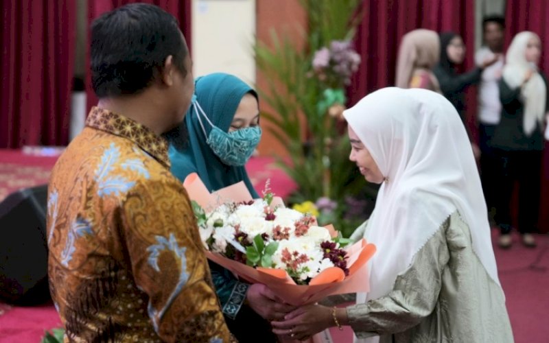 RAMAH TAMAH. Ketua Tim Penggerak PKK Sulsel sekaligus Ketua Dekranasda Sulsel dan Bunda PAUD Sulsel Naoemi Octarina didampingi Gubernur Sulsel Andi Sudirman Sulaiman menggelar Ramah Tamah dan Makan Malam di Baruga Karaeng Pattingalloang Rujab Gubernur, Minggu (3/9/2023) malam. foto: istimewa