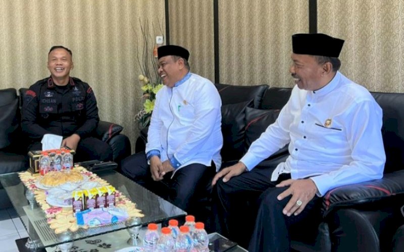 SILATURAHMI. Danyon C Pelopor Sat Brimob Polda Sulsel Kompol Nur Ichsan bertemu dengan Bupati Bone Andi Fahsar Mahdin Padjalangi dan Wakil Bupati Bone Ambo Dalle, Jumat (22/9/2023). foto: istimewa