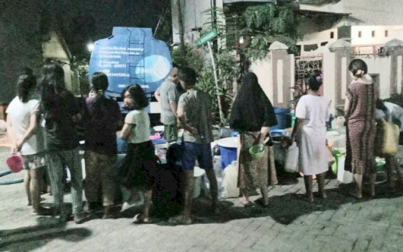 AIR GRATIS. Mobil tangki PDAM Makassar membagikan air bersih gratis di Kawasan Nusa Tamalanrea Indah (NTI), Kecamatan Tamalanrea, Kota Makassar. foto: istimewa